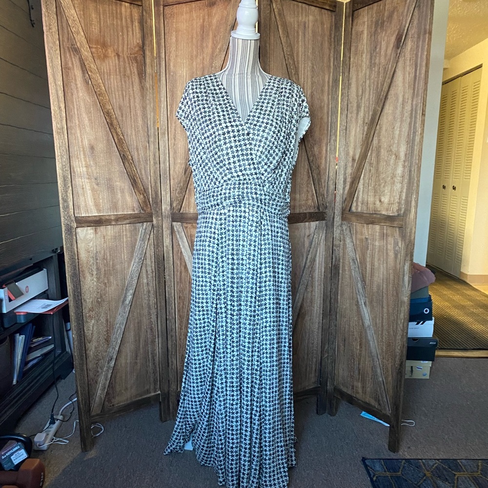 Eshakti cream & black star print surplice maxi dress. 1X-16W